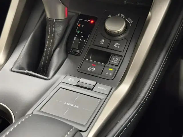 レクサス ＮＸ 300h Iパッケージ 島根県 2015(平27)年 5.4万km ソニッククォーツ ハイブリッド/FF/MTモード付フロアCVT/純正 7型ナビ/（AM/FM/CD/DVD/Blu-ray/SDREC/SD/USB/Bluetooth/VTR/AUX/TV）/バックガイド & サイドモニター/ドライブレコーダー 前方/ビルトイン ETC/安全装備/・【OP】クリアランスソナー & バックソナー/・電子制御パーキングブレーキ/・横滑り防止機能/装備/・【OP】パワーバックドア/・黒レザー（L-tex）シート/・シートヒーター（D/N）/・ステアリングヒーター/・パワーシート（D8way&電動ランバーサポート/N8way）/・クルーズコントロール/・3眼LEDヘッドライト/・オートライトシステム/・電動チルト & テレスコピック ステアリングコラム/・左右独立オートエアコン/・【OP】225/60R18タイヤ & 18 x 7.5J AW/・【OP】スペアタイヤ（応急用タイヤ）/・プッシュスタート/・予備スマートキーx1