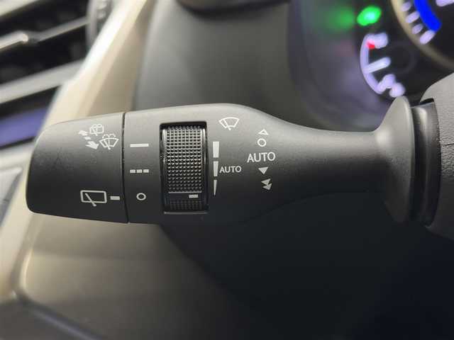 レクサス ＮＸ 300h Iパッケージ 島根県 2015(平27)年 5.4万km ソニッククォーツ ハイブリッド/FF/MTモード付フロアCVT/純正 7型ナビ/（AM/FM/CD/DVD/Blu-ray/SDREC/SD/USB/Bluetooth/VTR/AUX/TV）/バックガイド & サイドモニター/ドライブレコーダー 前方/ビルトイン ETC/安全装備/・【OP】クリアランスソナー & バックソナー/・電子制御パーキングブレーキ/・横滑り防止機能/装備/・【OP】パワーバックドア/・黒レザー（L-tex）シート/・シートヒーター（D/N）/・ステアリングヒーター/・パワーシート（D8way&電動ランバーサポート/N8way）/・クルーズコントロール/・3眼LEDヘッドライト/・オートライトシステム/・電動チルト & テレスコピック ステアリングコラム/・左右独立オートエアコン/・【OP】225/60R18タイヤ & 18 x 7.5J AW/・【OP】スペアタイヤ（応急用タイヤ）/・プッシュスタート/・予備スマートキーx1