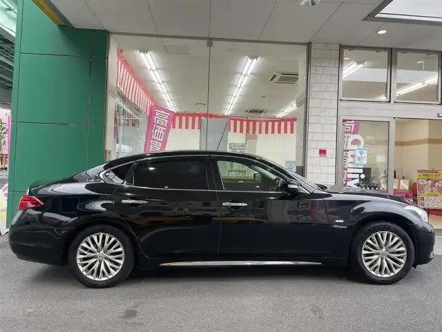 日産 シーマ ハイブリッド VIP 愛知県 2014(平26)年 11.9万km スーパーブラック サンルーフ/レザーシート/前席シートヒーター/前席シートベンチレーション/前席シパワーシート/運転席メモリシート/助手席オットマン/メーカーナビ/・地デジテTV/DVD/バックカメラ/ETC/レーダークルーズコントロール/左右独立エアコン/純正18インチAW/社外AWスタッドレスタイヤ積み込み（245/50/R18）/スペアタイヤ/HIDヘッドランプ/電動リヤサンシェード/スマートキー＆プッシュスタート/電動チルトステアリング