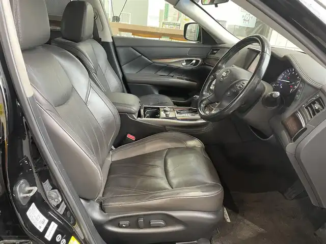日産 シーマ ハイブリッド VIP 愛知県 2014(平26)年 11.9万km スーパーブラック サンルーフ/レザーシート/前席シートヒーター/前席シートベンチレーション/前席シパワーシート/運転席メモリシート/助手席オットマン/メーカーナビ/・地デジテTV/DVD/バックカメラ/ETC/レーダークルーズコントロール/左右独立エアコン/純正18インチAW/社外AWスタッドレスタイヤ積み込み（245/50/R18）/スペアタイヤ/HIDヘッドランプ/電動リヤサンシェード/スマートキー＆プッシュスタート/電動チルトステアリング