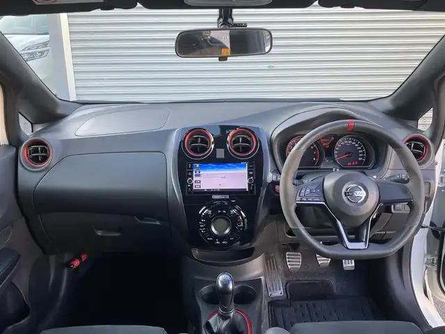 日産 ノート ニスモS 香川県 2017(平29)年 6.7万km ホワイト 純正メモリナビ（MM317D-W ）/・Bluetooth接続/・フルセグTV/・AM/FM/・CD/DVD/バックカメラ/LEDヘッドライト/純正17インチアルミホイール/純正ドアバイザー/純正フロアマット/ETC/プッシュスタート/スマートキー/HKSマフラー/HR16DEエンジン（ニスモ専用チューン）/車速感応電動パワーステアリング/ニスモ専用フロアバンパー/ニスモ専用チューニングスポーツサスペンション/ニスモ専用アルミ製アクセル・ブレーキ・クラッチペダル・アルミ製フットレスト/５MT