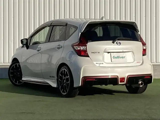 日産 ノート ニスモS 香川県 2017(平29)年 6.7万km ホワイト 純正メモリナビ（MM317D-W ）/・Bluetooth接続/・フルセグTV/・AM/FM/・CD/DVD/バックカメラ/LEDヘッドライト/純正17インチアルミホイール/純正ドアバイザー/純正フロアマット/ETC/プッシュスタート/スマートキー/HKSマフラー/HR16DEエンジン（ニスモ専用チューン）/車速感応電動パワーステアリング/ニスモ専用フロアバンパー/ニスモ専用チューニングスポーツサスペンション/ニスモ専用アルミ製アクセル・ブレーキ・クラッチペダル・アルミ製フットレスト/５MT