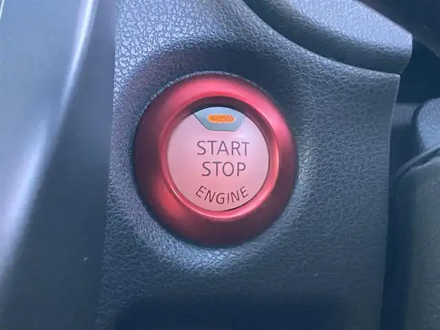 日産 ノート ニスモS 香川県 2017(平29)年 6.7万km ホワイト 純正メモリナビ（MM317D-W ）/・Bluetooth接続/・フルセグTV/・AM/FM/・CD/DVD/バックカメラ/LEDヘッドライト/純正17インチアルミホイール/純正ドアバイザー/純正フロアマット/ETC/プッシュスタート/スマートキー/HKSマフラー/HR16DEエンジン（ニスモ専用チューン）/車速感応電動パワーステアリング/ニスモ専用フロアバンパー/ニスモ専用チューニングスポーツサスペンション/ニスモ専用アルミ製アクセル・ブレーキ・クラッチペダル・アルミ製フットレスト/５MT