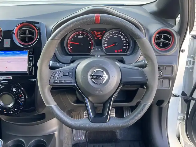 日産 ノート ニスモS 香川県 2017(平29)年 6.7万km ホワイト 純正メモリナビ（MM317D-W ）/・Bluetooth接続/・フルセグTV/・AM/FM/・CD/DVD/バックカメラ/LEDヘッドライト/純正17インチアルミホイール/純正ドアバイザー/純正フロアマット/ETC/プッシュスタート/スマートキー/HKSマフラー/HR16DEエンジン（ニスモ専用チューン）/車速感応電動パワーステアリング/ニスモ専用フロアバンパー/ニスモ専用チューニングスポーツサスペンション/ニスモ専用アルミ製アクセル・ブレーキ・クラッチペダル・アルミ製フットレスト/５MT