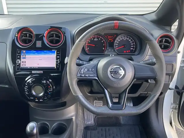 日産 ノート ニスモS 香川県 2017(平29)年 6.7万km ホワイト 純正メモリナビ（MM317D-W ）/・Bluetooth接続/・フルセグTV/・AM/FM/・CD/DVD/バックカメラ/LEDヘッドライト/純正17インチアルミホイール/純正ドアバイザー/純正フロアマット/ETC/プッシュスタート/スマートキー/HKSマフラー/HR16DEエンジン（ニスモ専用チューン）/車速感応電動パワーステアリング/ニスモ専用フロアバンパー/ニスモ専用チューニングスポーツサスペンション/ニスモ専用アルミ製アクセル・ブレーキ・クラッチペダル・アルミ製フットレスト/５MT