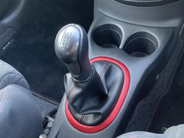 日産 ノート ニスモS 香川県 2017(平29)年 6.7万km ホワイト 純正メモリナビ（MM317D-W ）/・Bluetooth接続/・フルセグTV/・AM/FM/・CD/DVD/バックカメラ/LEDヘッドライト/純正17インチアルミホイール/純正ドアバイザー/純正フロアマット/ETC/プッシュスタート/スマートキー/HKSマフラー/HR16DEエンジン（ニスモ専用チューン）/車速感応電動パワーステアリング/ニスモ専用フロアバンパー/ニスモ専用チューニングスポーツサスペンション/ニスモ専用アルミ製アクセル・ブレーキ・クラッチペダル・アルミ製フットレスト/５MT