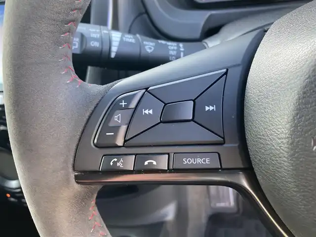 日産 ノート ニスモS 香川県 2017(平29)年 6.7万km ホワイト 純正メモリナビ（MM317D-W ）/・Bluetooth接続/・フルセグTV/・AM/FM/・CD/DVD/バックカメラ/LEDヘッドライト/純正17インチアルミホイール/純正ドアバイザー/純正フロアマット/ETC/プッシュスタート/スマートキー/HKSマフラー/HR16DEエンジン（ニスモ専用チューン）/車速感応電動パワーステアリング/ニスモ専用フロアバンパー/ニスモ専用チューニングスポーツサスペンション/ニスモ専用アルミ製アクセル・ブレーキ・クラッチペダル・アルミ製フットレスト/５MT