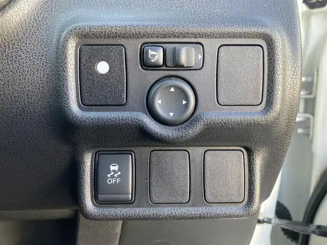 日産 ノート ニスモS 香川県 2017(平29)年 6.7万km ホワイト 純正メモリナビ（MM317D-W ）/・Bluetooth接続/・フルセグTV/・AM/FM/・CD/DVD/バックカメラ/LEDヘッドライト/純正17インチアルミホイール/純正ドアバイザー/純正フロアマット/ETC/プッシュスタート/スマートキー/HKSマフラー/HR16DEエンジン（ニスモ専用チューン）/車速感応電動パワーステアリング/ニスモ専用フロアバンパー/ニスモ専用チューニングスポーツサスペンション/ニスモ専用アルミ製アクセル・ブレーキ・クラッチペダル・アルミ製フットレスト/５MT