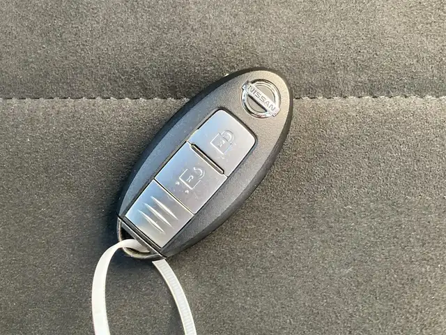 日産 ノート ニスモS 香川県 2017(平29)年 6.7万km ホワイト 純正メモリナビ（MM317D-W ）/・Bluetooth接続/・フルセグTV/・AM/FM/・CD/DVD/バックカメラ/LEDヘッドライト/純正17インチアルミホイール/純正ドアバイザー/純正フロアマット/ETC/プッシュスタート/スマートキー/HKSマフラー/HR16DEエンジン（ニスモ専用チューン）/車速感応電動パワーステアリング/ニスモ専用フロアバンパー/ニスモ専用チューニングスポーツサスペンション/ニスモ専用アルミ製アクセル・ブレーキ・クラッチペダル・アルミ製フットレスト/５MT