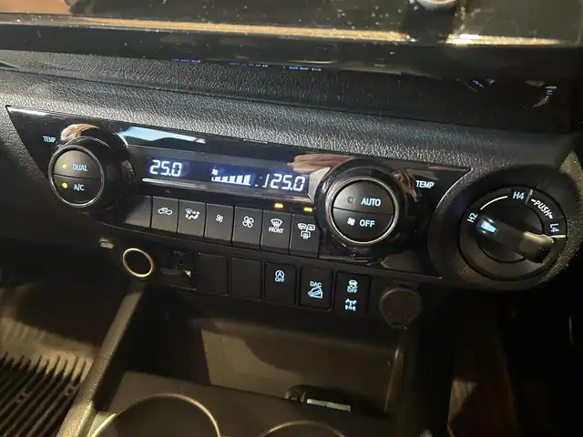 トヨタ ハイラックス Z GRスポーツ 富山県 2022(令4)年 2.8万km スーパーホワイトⅡ AERO KLAS製キャノピー/Bi-BeamLEDヘッドランプ/パノラミックビューモニター/レーダークルーズコントロール/ブリクラッシュセーフティ/レーンディパーチャーアラート/専用18インチAW/スタッドレスタイヤAWセット/ハーフレザーシート/クリアランスソナー