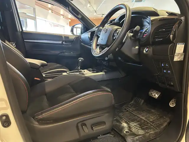 トヨタ ハイラックス Z GRスポーツ 富山県 2022(令4)年 2.8万km スーパーホワイトⅡ AERO KLAS製キャノピー/Bi-BeamLEDヘッドランプ/パノラミックビューモニター/レーダークルーズコントロール/ブリクラッシュセーフティ/レーンディパーチャーアラート/専用18インチAW/スタッドレスタイヤAWセット/ハーフレザーシート/クリアランスソナー