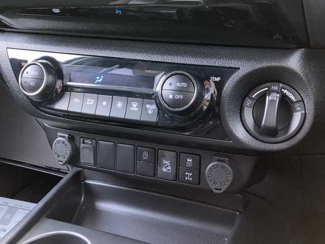 トヨタ ハイラックス Z GRスポーツ 富山県 2022(令4)年 2.8万km スーパーホワイトⅡ AERO KLAS製キャノピー/Bi-BeamLEDヘッドランプ/パノラミックビューモニター/レーダークルーズコントロール/ブリクラッシュセーフティ/レーンディパーチャーアラート/専用18インチAW/スタッドレスタイヤAWセット/ハーフレザーシート/クリアランスソナー