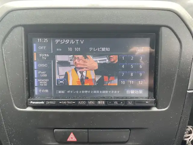 スズキ エスクード 愛知県 2016(平28)年 8.2万km クールホワイトパール 社外SDナビ(FM/AM/CD/DVD/BT/HDMI/iPod/USB/ワンセグ)/衝突軽減ブレーキ/全車速追従機能付クルーズコントロール/バックカメラ/ハーフレザーシート/HIDヘッドライト/フォグランプ/電動格納ミラー/純正AW17インチ/防眩ミラー/アイドリングストップ/ETC/プッシュスタート/スマートキー/ステアリングリモコン/ハンズフリー/ABS/取扱説明書・保証書