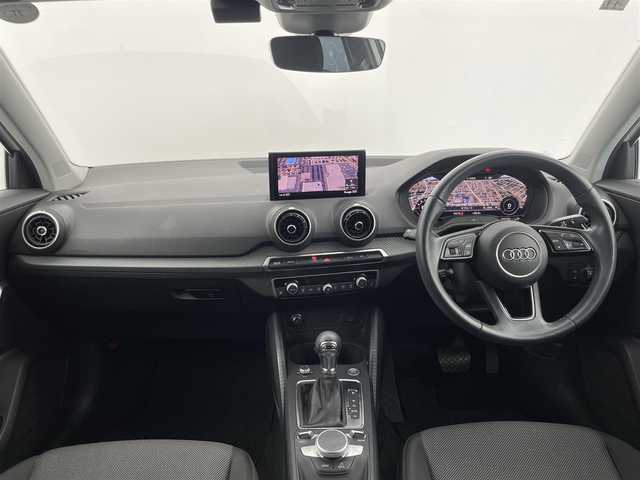 アウディ Ｑ２ 30TFSIスポーツ 群馬県 2020(令2)年 7.2万km グレイシアホワイトメタリック コンフォートパッケージ/・MMIナビゲーションシステム/・8.3インチカラーディスプレイ/・Audi connect/・スマートフィンインターフェイス/・TVチューナー/8スピーカー/・ETC車載器/Assistance＆safety/・アダプティブクルーズコントロール/・リヤビューカメラ/・エレクトロメカニカルパーキングブレーキ/・アウディホールドアシスト/・タイヤプレッシャーワーニング/・アドバンストキーシステム/アシスタンスパッケージ/・アウディアクティブレーンアシスト/・トラフィックジャムアシスト/・アウディサイドアシスト/・リヤクロストラフィックアシスト/・ハイビームアシスト/ ・アウディプレセンスベーシック/バーチャルコックピット/・12.3インチメーター/オートマチックテールゲート/LEDヘッドライト