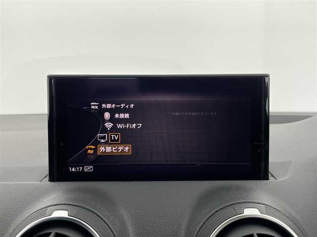 アウディ Ｑ２ 30TFSIスポーツ 群馬県 2020(令2)年 7.2万km グレイシアホワイトメタリック コンフォートパッケージ/・MMIナビゲーションシステム/・8.3インチカラーディスプレイ/・Audi connect/・スマートフィンインターフェイス/・TVチューナー/8スピーカー/・ETC車載器/Assistance＆safety/・アダプティブクルーズコントロール/・リヤビューカメラ/・エレクトロメカニカルパーキングブレーキ/・アウディホールドアシスト/・タイヤプレッシャーワーニング/・アドバンストキーシステム/アシスタンスパッケージ/・アウディアクティブレーンアシスト/・トラフィックジャムアシスト/・アウディサイドアシスト/・リヤクロストラフィックアシスト/・ハイビームアシスト/ ・アウディプレセンスベーシック/バーチャルコックピット/・12.3インチメーター/オートマチックテールゲート/LEDヘッドライト
