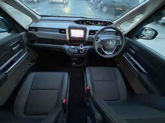 ホンダ フリード＋ ハイブリット G ホンダセンシング 静岡県 2017(平29)年 2.5万km 青 エンジンスタートボタン/パワーステアリング/パワーウィンドウ/アイドリングストップ/オートエアコン/クルーズコントロール追従走行/Bluetooth/ETC/バックカメラ/SDナビ/TV（フルセグ、地デジ視聴可）/ハーフレザーシート/両側パワースライドドア/純正アルミホイール/ABS/横滑り防止装置/レーンキープアシスト/オートライト/Wエアバッグ/衝突軽減システム