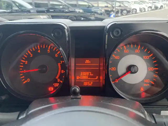 スズキ ジムニー XG 島根県 2021(令3)年 3.4万km シルキーシルバーメタリック ワンオーナー /社外オーディオプレイヤー(ラジオ/CD/USB/BT)/5MT/切り替え4WD/ハロゲンライト/LEDルームランプ/純正ゴムマット/取扱説明書/保証書