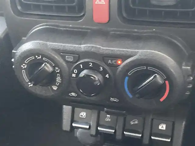 スズキ ジムニー XG 島根県 2021(令3)年 3.4万km シルキーシルバーメタリック ワンオーナー /社外オーディオプレイヤー(ラジオ/CD/USB/BT)/5MT/切り替え4WD/ハロゲンライト/LEDルームランプ/純正ゴムマット/取扱説明書/保証書