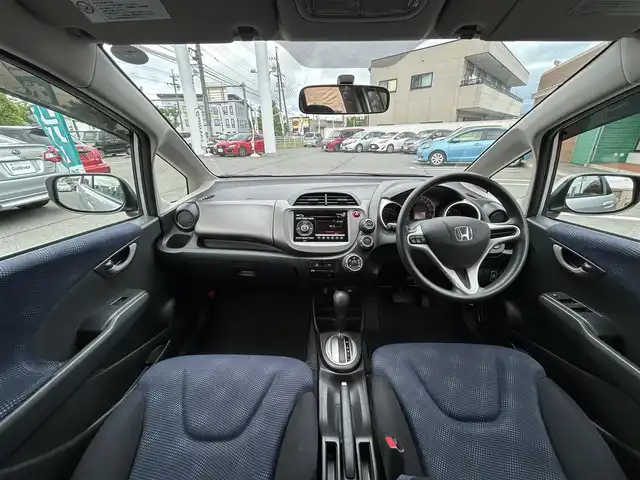 ホンダ フィット G 長野県 2011(平23)年 2万km アラバスターシルバーメタリック 社外スタッドレスタイヤ積み込み/ドアバイザー/純正オーディオ/バックカメラ/ABS/盗難防止装置