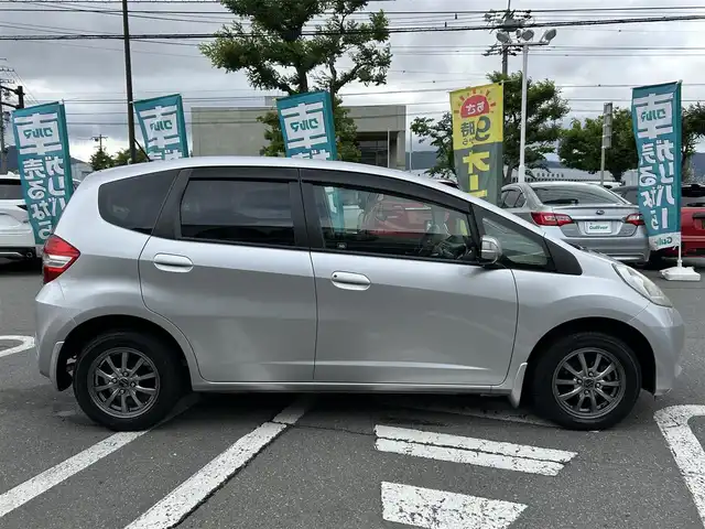 ホンダ フィット G 長野県 2011(平23)年 2万km アラバスターシルバーメタリック 社外スタッドレスタイヤ積み込み/ドアバイザー/純正オーディオ/バックカメラ/ABS/盗難防止装置