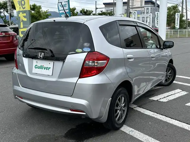 ホンダ フィット G 長野県 2011(平23)年 2万km アラバスターシルバーメタリック 社外スタッドレスタイヤ積み込み/ドアバイザー/純正オーディオ/バックカメラ/ABS/盗難防止装置