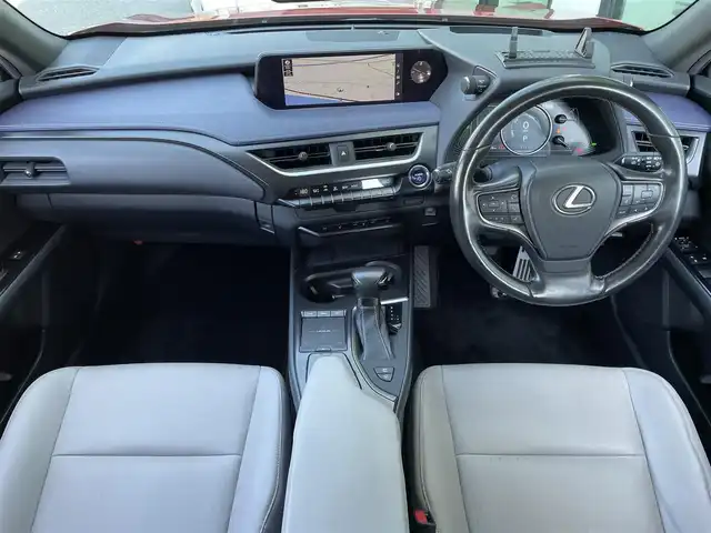 レクサス ＵＸ 250h バージョンC 島根県 2019(令1)年 5.2万km ブレージングカーネリアンコントラストレイヤリング 純正ナビ/CD/DVD/DTV/Bluetooth/USB/パノラミックビューモニター/レーダークルーズコントロール/白革シート/パワーシート/メモリーシート /シートヒーター /ステアリングヒーター/ステアリングスイッチ/クリアランスソナー /BSM/HUD/三眼LEDオートライト/オートマチックハイビーム /純正アルミホイール/アルミホイール付きスタッドレス積込/スマートキー/プッシュスタート /純正フロアマット/前後ドライブレコーダー/パワーバックドア