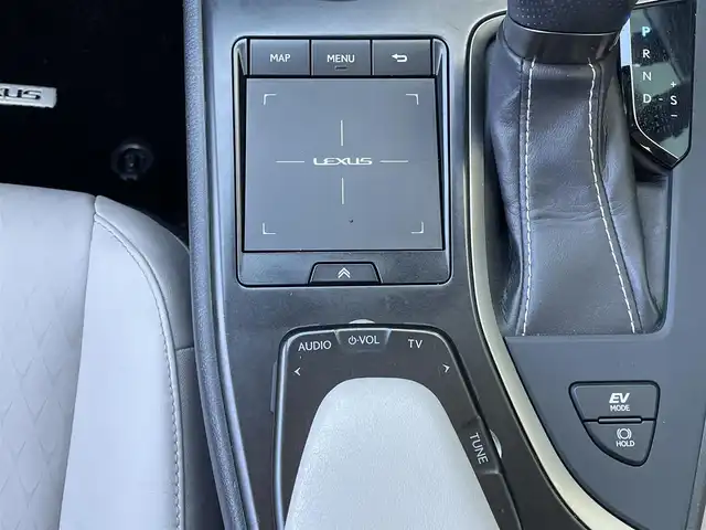 レクサス ＵＸ 250h バージョンC 島根県 2019(令1)年 5.2万km ブレージングカーネリアンコントラストレイヤリング 純正ナビ/CD/DVD/DTV/Bluetooth/USB/パノラミックビューモニター/レーダークルーズコントロール/白革シート/パワーシート/メモリーシート /シートヒーター /ステアリングヒーター/ステアリングスイッチ/クリアランスソナー /BSM/HUD/三眼LEDオートライト/オートマチックハイビーム /純正アルミホイール/アルミホイール付きスタッドレス積込/スマートキー/プッシュスタート /純正フロアマット/前後ドライブレコーダー/パワーバックドア