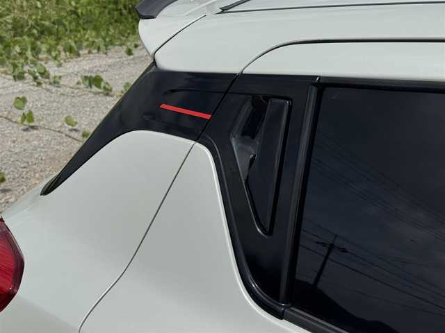 スズキ スイフト スポーツ 兵庫県 2023(令5)年 1.7万km ピュアホワイトP 社外エアロ（F.S.RU)/トラストブースト計/ディスプレイオーディオ/デジタルインナーミラー/バックカメラ/ドライブレコーダー前後/純正アルミホイール/セーフティサポート/クリアランスソナー/LEDヘッドライト/オートライト/ステアリングリモコン/レーダークルーズコントロール/ステアリングリモコン/シートヒーター