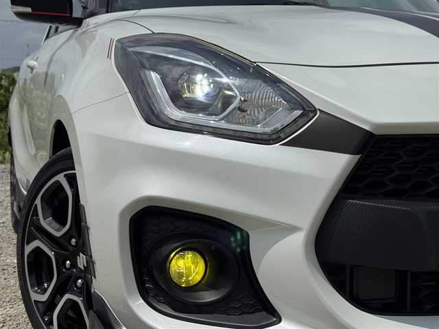 スズキ スイフト スポーツ 兵庫県 2023(令5)年 1.7万km ピュアホワイトP 社外エアロ（F.S.RU)/トラストブースト計/ディスプレイオーディオ/デジタルインナーミラー/バックカメラ/ドライブレコーダー前後/純正アルミホイール/セーフティサポート/クリアランスソナー/LEDヘッドライト/オートライト/ステアリングリモコン/レーダークルーズコントロール/ステアリングリモコン/シートヒーター