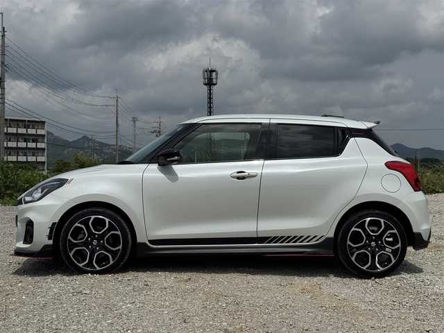 スズキ スイフト スポーツ 兵庫県 2023(令5)年 1.7万km ピュアホワイトP 社外エアロ（F.S.RU)/トラストブースト計/ディスプレイオーディオ/デジタルインナーミラー/バックカメラ/ドライブレコーダー前後/純正アルミホイール/セーフティサポート/クリアランスソナー/LEDヘッドライト/オートライト/ステアリングリモコン/レーダークルーズコントロール/ステアリングリモコン/シートヒーター