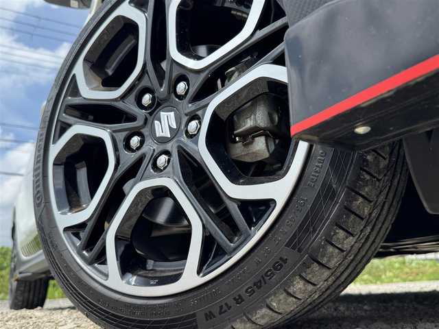 スズキ スイフト スポーツ 兵庫県 2023(令5)年 1.7万km ピュアホワイトP 社外エアロ（F.S.RU)/トラストブースト計/ディスプレイオーディオ/デジタルインナーミラー/バックカメラ/ドライブレコーダー前後/純正アルミホイール/セーフティサポート/クリアランスソナー/LEDヘッドライト/オートライト/ステアリングリモコン/レーダークルーズコントロール/ステアリングリモコン/シートヒーター