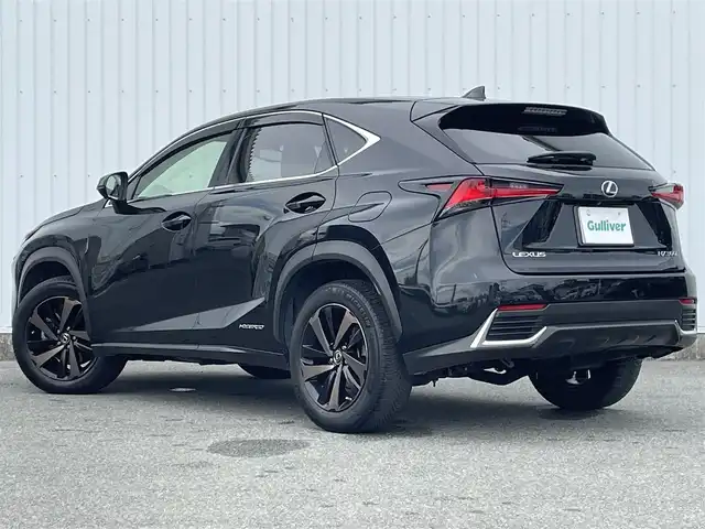 レクサス ＮＸ 300h バージョンL 福岡県 2017(平29)年 6.5万km グラファイトブラックガラスフレーク メーカーナビ/フルセグTV/CD/DVD/BT/SD/AUX/Miracast/バック/サイドカメラ/ＰＣＳ/ＬＤＡ/BSM/クリアランスソナー/赤レザー/ハンズフリーパワーバックドア/全席シートヒーター/前席エアシート/全席パワーシート/D席シートメモリー/ハンドルヒーター/レーダークルーズコントロール/LEDオートライト/オートハイビーム/フォグランプ/革巻きステアリング/パドルシフト/ビルトインETC2.0/AC100V/電動パーキング/ブレーキホールド/スマートキー/プッシュスタート
