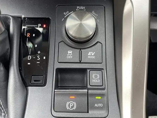 レクサス ＮＸ 300h バージョンL 福岡県 2017(平29)年 6.5万km グラファイトブラックガラスフレーク メーカーナビ/フルセグTV/CD/DVD/BT/SD/AUX/Miracast/バック/サイドカメラ/ＰＣＳ/ＬＤＡ/BSM/クリアランスソナー/赤レザー/ハンズフリーパワーバックドア/全席シートヒーター/前席エアシート/全席パワーシート/D席シートメモリー/ハンドルヒーター/レーダークルーズコントロール/LEDオートライト/オートハイビーム/フォグランプ/革巻きステアリング/パドルシフト/ビルトインETC2.0/AC100V/電動パーキング/ブレーキホールド/スマートキー/プッシュスタート