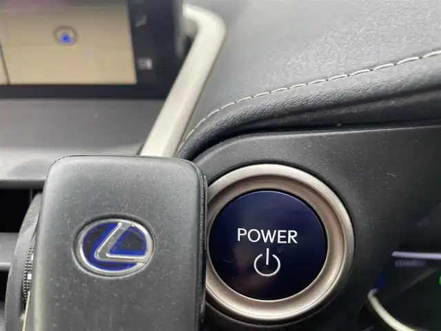 レクサス ＮＸ 300h バージョンL 福岡県 2017(平29)年 6.5万km グラファイトブラックガラスフレーク メーカーナビ/フルセグTV/CD/DVD/BT/SD/AUX/Miracast/バック/サイドカメラ/ＰＣＳ/ＬＤＡ/BSM/クリアランスソナー/赤レザー/ハンズフリーパワーバックドア/全席シートヒーター/前席エアシート/全席パワーシート/D席シートメモリー/ハンドルヒーター/レーダークルーズコントロール/LEDオートライト/オートハイビーム/フォグランプ/革巻きステアリング/パドルシフト/ビルトインETC2.0/AC100V/電動パーキング/ブレーキホールド/スマートキー/プッシュスタート