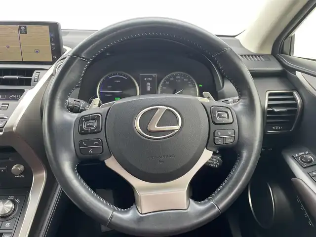 レクサス ＮＸ 300h バージョンL 福岡県 2017(平29)年 6.5万km グラファイトブラックガラスフレーク メーカーナビ/フルセグTV/CD/DVD/BT/SD/AUX/Miracast/バック/サイドカメラ/ＰＣＳ/ＬＤＡ/BSM/クリアランスソナー/赤レザー/ハンズフリーパワーバックドア/全席シートヒーター/前席エアシート/全席パワーシート/D席シートメモリー/ハンドルヒーター/レーダークルーズコントロール/LEDオートライト/オートハイビーム/フォグランプ/革巻きステアリング/パドルシフト/ビルトインETC2.0/AC100V/電動パーキング/ブレーキホールド/スマートキー/プッシュスタート