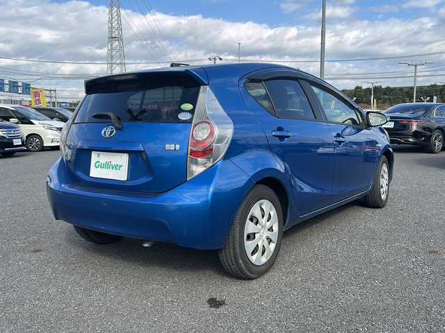 トヨタ アクア S 千葉県 2013(平25)年 12.5万km コバルトブルーメタリック 社外ナビゲーション/ＴＶ/ＣＤ、ＤＶＤ、ＡＵＸ、Ｂｌｕｅｔｏｏｔｈ/ＥＴＣ/バックカメラ/プッシュスタート/スマートキー/Ｗエアバッグ/純正アルミホイール/取扱説明書/保証書/記録簿