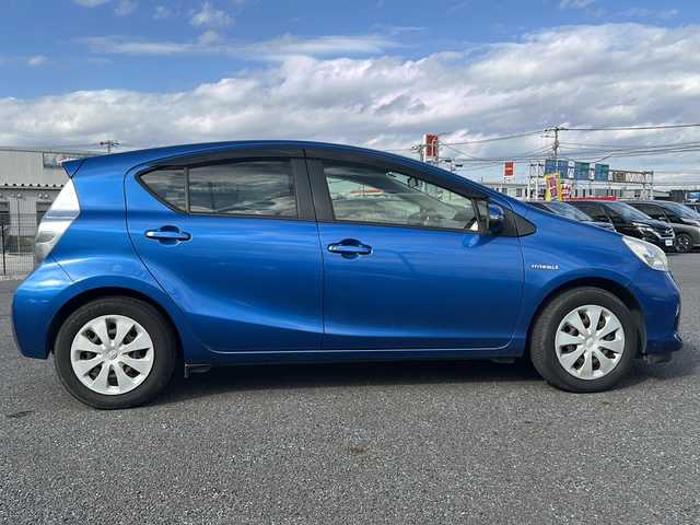 トヨタ アクア S 千葉県 2013(平25)年 12.5万km コバルトブルーメタリック 社外ナビゲーション/ＴＶ/ＣＤ、ＤＶＤ、ＡＵＸ、Ｂｌｕｅｔｏｏｔｈ/ＥＴＣ/バックカメラ/プッシュスタート/スマートキー/Ｗエアバッグ/純正アルミホイール/取扱説明書/保証書/記録簿