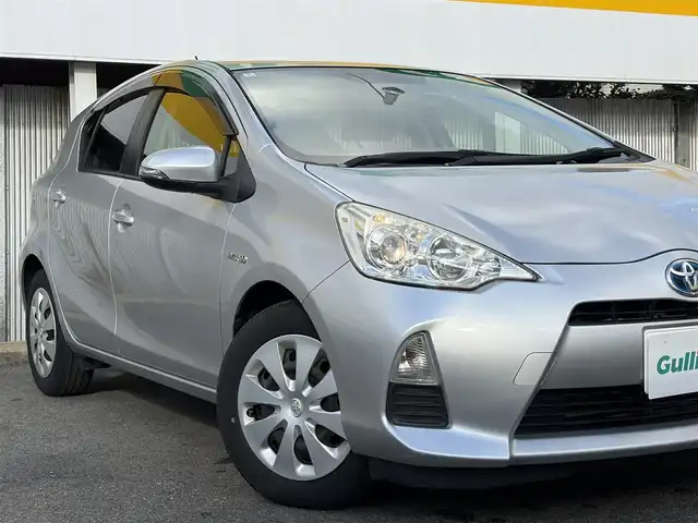 トヨタ アクア S 三重県 2014(平26)年 6.9万km シルバーM ♪走行68328km/♪車検 令和9年3月17日迄/スマートキー×2/プッシュスタート/コーナーセンサー/純正ナビ/・CD・SD・AUX・TV/・Bluetoothオーディオ/・バックカメラ/ウィンカーミラー/電格ミラー/ヘッドライトレベライザー/プライバシーガラス/フロアマット/ドアバイザー/ETC