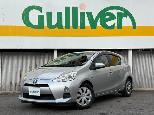 トヨタ アクア S 三重県 2014(平26)年 6.9万km シルバーM ♪走行68328km/♪車検 令和9年3月17日迄/スマートキー×2/プッシュスタート/コーナーセンサー/純正ナビ/・CD・SD・AUX・TV/・Bluetoothオーディオ/・バックカメラ/ウィンカーミラー/電格ミラー/ヘッドライトレベライザー/プライバシーガラス/フロアマット/ドアバイザー/ETC