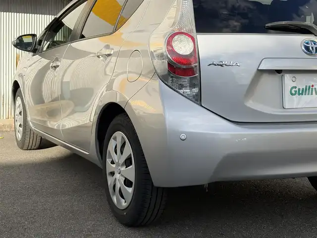 トヨタ アクア S 三重県 2014(平26)年 6.9万km シルバーM ♪走行68328km/♪車検 令和9年3月17日迄/スマートキー×2/プッシュスタート/コーナーセンサー/純正ナビ/・CD・SD・AUX・TV/・Bluetoothオーディオ/・バックカメラ/ウィンカーミラー/電格ミラー/ヘッドライトレベライザー/プライバシーガラス/フロアマット/ドアバイザー/ETC