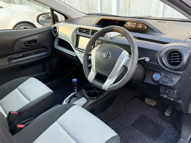 トヨタ アクア S 三重県 2014(平26)年 6.9万km シルバーM ♪走行68328km/♪車検 令和9年3月17日迄/スマートキー×2/プッシュスタート/コーナーセンサー/純正ナビ/・CD・SD・AUX・TV/・Bluetoothオーディオ/・バックカメラ/ウィンカーミラー/電格ミラー/ヘッドライトレベライザー/プライバシーガラス/フロアマット/ドアバイザー/ETC