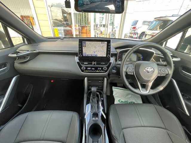 トヨタ カローラ クロス ハイブリッド Z 埼玉県 2023(令5)年 0.3万km プラチナホワイトパールマイカ 純正ナビ（Ｂｌｕｅｔｏｏｔｈ、ＣＤ、ＤＶＤ）/全方位カメラ/ＥＴＣ2.0/前後ドラレコ/デジタルインナーミラー/追従走行有クルコン/D席パワーシート/D＋N席シートヒーター/オートライト/オートマチックハイビーム/USB入力端子/衝突被害軽減システム/ダブルエアバッグ/レーンキープアシスト/横滑り防止装置/前後コーナーセンサー/LEDヘッド/純正フロアマット/純正アルミ/電動リアゲート/ハーフレザーシート/スペアキー/ナビ取扱説明書/保証書/取扱説明書/プッシュスタート