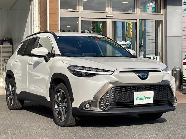 トヨタ カローラ クロス ハイブリッド Z 埼玉県 2023(令5)年 0.3万km プラチナホワイトパールマイカ 純正ナビ（Ｂｌｕｅｔｏｏｔｈ、ＣＤ、ＤＶＤ）/全方位カメラ/ＥＴＣ2.0/前後ドラレコ/デジタルインナーミラー/追従走行有クルコン/D席パワーシート/D＋N席シートヒーター/オートライト/オートマチックハイビーム/USB入力端子/衝突被害軽減システム/ダブルエアバッグ/レーンキープアシスト/横滑り防止装置/前後コーナーセンサー/LEDヘッド/純正フロアマット/純正アルミ/電動リアゲート/ハーフレザーシート/スペアキー/ナビ取扱説明書/保証書/取扱説明書/プッシュスタート