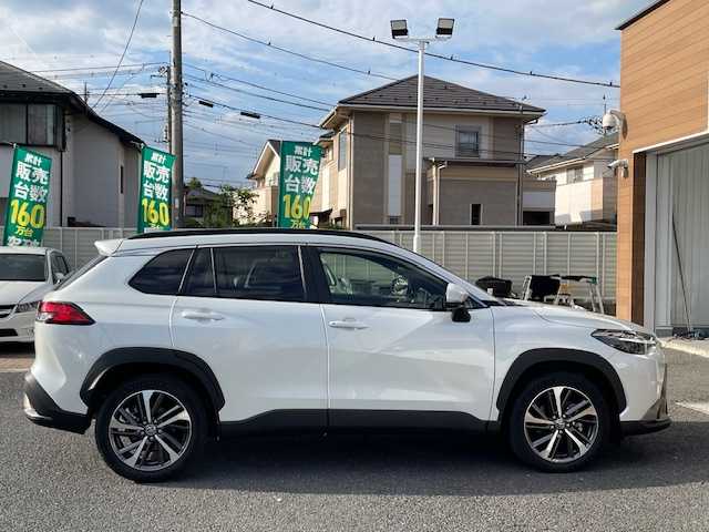 トヨタ カローラ クロス ハイブリッド Z 埼玉県 2023(令5)年 0.3万km プラチナホワイトパールマイカ 純正ナビ（Ｂｌｕｅｔｏｏｔｈ、ＣＤ、ＤＶＤ）/全方位カメラ/ＥＴＣ2.0/前後ドラレコ/デジタルインナーミラー/追従走行有クルコン/D席パワーシート/D＋N席シートヒーター/オートライト/オートマチックハイビーム/USB入力端子/衝突被害軽減システム/ダブルエアバッグ/レーンキープアシスト/横滑り防止装置/前後コーナーセンサー/LEDヘッド/純正フロアマット/純正アルミ/電動リアゲート/ハーフレザーシート/スペアキー/ナビ取扱説明書/保証書/取扱説明書/プッシュスタート