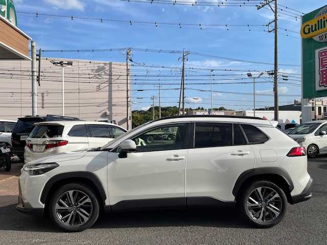 トヨタ カローラ クロス ハイブリッド Z 埼玉県 2023(令5)年 0.3万km プラチナホワイトパールマイカ 純正ナビ（Ｂｌｕｅｔｏｏｔｈ、ＣＤ、ＤＶＤ）/全方位カメラ/ＥＴＣ2.0/前後ドラレコ/デジタルインナーミラー/追従走行有クルコン/D席パワーシート/D＋N席シートヒーター/オートライト/オートマチックハイビーム/USB入力端子/衝突被害軽減システム/ダブルエアバッグ/レーンキープアシスト/横滑り防止装置/前後コーナーセンサー/LEDヘッド/純正フロアマット/純正アルミ/電動リアゲート/ハーフレザーシート/スペアキー/ナビ取扱説明書/保証書/取扱説明書/プッシュスタート