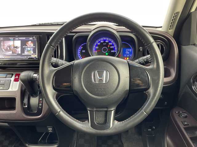 ホンダ Ｎ ＯＮＥ プレミアム Lパッケージ 鹿児島県 2013(平25)年 7.1万km プレミアムホワイトパール 社外ナビ/(Bluetooth/DVD/CD/FM/AM)/キセノンヘッドライト/フォグランプ/オートライト/純正14インチAW/革巻きステアリング/シートリフター/電動格納ミラー/ETC/スマートキ-