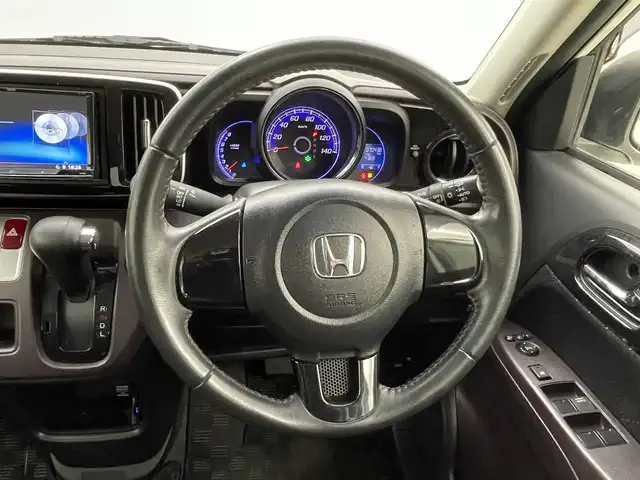 ホンダ Ｎ ＯＮＥ プレミアム Lパッケージ 熊本県 2013(平25)年 7.1万km プレミアムホワイトパール 社外ナビNX702/(Bluetooth/DVD/CD/FM/AM/SD/ipod)/社外ETC/アイドリングストップ/横滑り防止/オートエアコン/電動格納ミラー/キセノンヘッドライト/フォグランプ/オートライト/社外フロアマット/純正14インチAW/ドアバイザー/革巻きステアリング/電動格納ミラー/スマートキ-/プッシュスタート