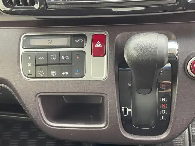 ホンダ Ｎ ＯＮＥ プレミアム Lパッケージ 熊本県 2013(平25)年 7.1万km プレミアムホワイトパール 社外ナビNX702/(Bluetooth/DVD/CD/FM/AM/SD/ipod)/社外ETC/アイドリングストップ/横滑り防止/オートエアコン/電動格納ミラー/キセノンヘッドライト/フォグランプ/オートライト/社外フロアマット/純正14インチAW/ドアバイザー/革巻きステアリング/電動格納ミラー/スマートキ-/プッシュスタート