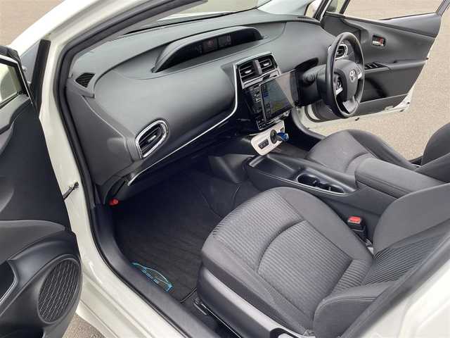 トヨタ プリウス S 東京都 2016(平28)年 6.4万km ホワイトパールクリスタルシャイン 10.5インチ大型ナビ（CN-F1X10D）/・Bluetooth接続/・フルセグTV/モデリスタエアロ（F・S・R）/ドライブレコーダー（ALPINE）/デジタルインナーミラー（ALPINE）/純正フロアマット/１５インチアルミホイール/クリアランスソナー/ドアバイザー/電格ミラー/ETC/スマートキー/スペアキー/取扱説明書