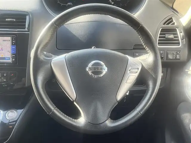 日産 セレナ ハイウェイS G Sハイブリッド 島根県 2013(平25)年 4.5万km ブリリアントホワイトパール 社外ＳＤナビ　/AM/FM/フルセグTV/ＤＶＤ再生/Ｂｌｕｅｔｏｏｔｈ接続)　/前後ドライブレコーダー　/ＥＴＣ　/バックカメラ　/両側パワースライドドア/クルーズコントロール　/スマートキー/プッシュスタート　/純正１６インチアルミホイール　/純正フロアマット